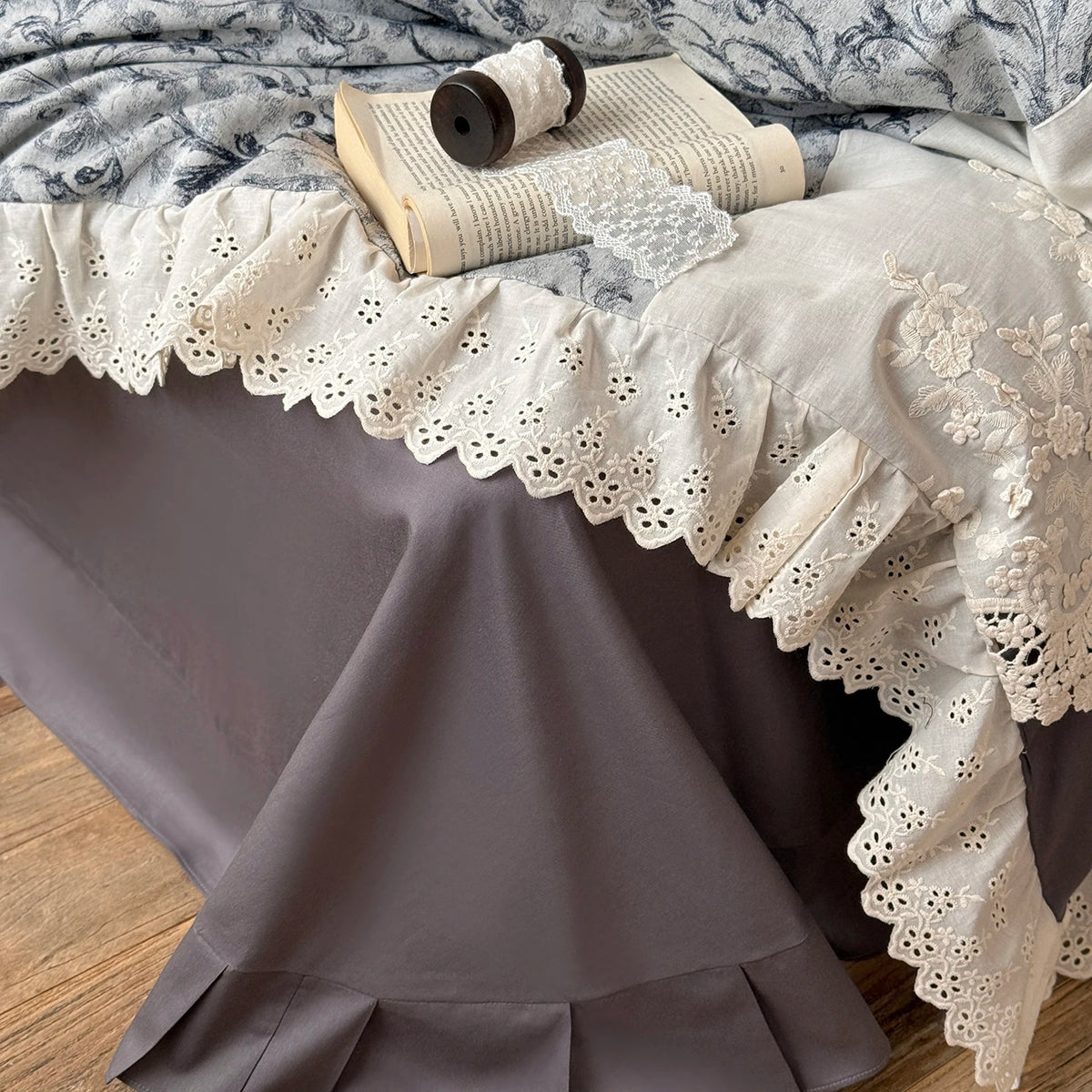 Jacquard Egyptian Cotton Bedding Set 1000TC | Scroll Lace flat sheet and lace edge