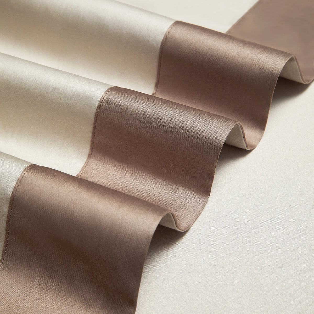 Sateen Egyptian Cotton Bedding Set 1000TC | Twin Stripe border close up
